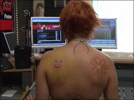 捷克電臺女主持人全裸主持 視頻網上瘋傳(圖)