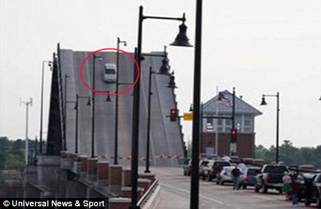 美女司機(jī)開(kāi)車遇吊橋開(kāi)啟高空煞車嚇破膽