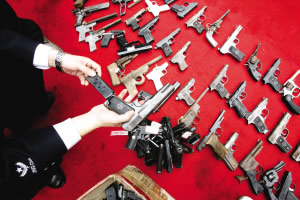 男子赴宴遲到被女友責(zé)怪 當(dāng)場(chǎng)鳴槍泄憤