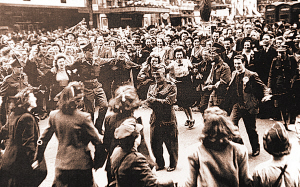 英國一男子淘來二戰明信片上 竟有亡母身影