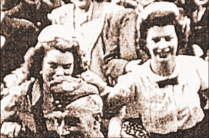 英國一男子淘來二戰明信片上 竟有亡母身影