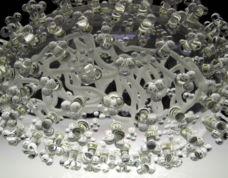 英藝術家制作玻璃雕塑展示H1NI病毒