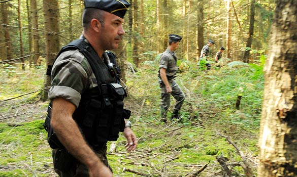 法國殺人重犯藏在紙箱中成功越獄