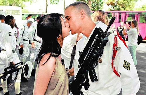 臺(tái)灣美女巴黎索吻百個(gè)男人被批崇洋媚外