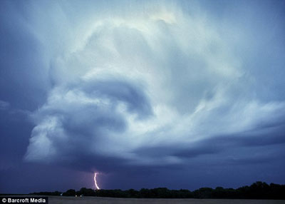 追風暴的人：美攝影師近20年致力拍攝龍卷風奇觀