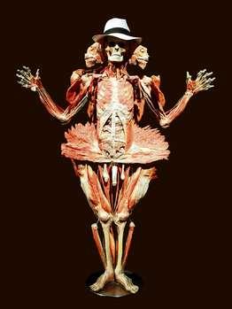 德國(guó)“死亡先生”展示“杰克遜”尸體跳舞