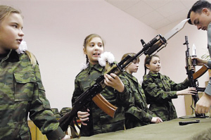 俄女子軍校培養少女特工 立志阻止世界大戰(圖)