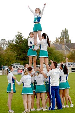 劍橋大學800年來組建首支美女啦啦隊