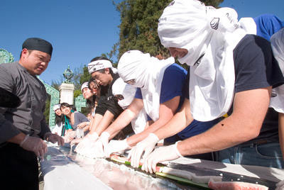 日本“忍者”在美大學制作出全球最長加州壽司卷