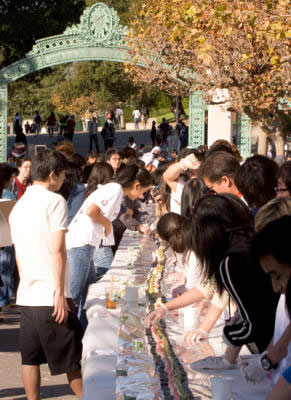 日本“忍者”在美大學制作出全球最長加州壽司卷