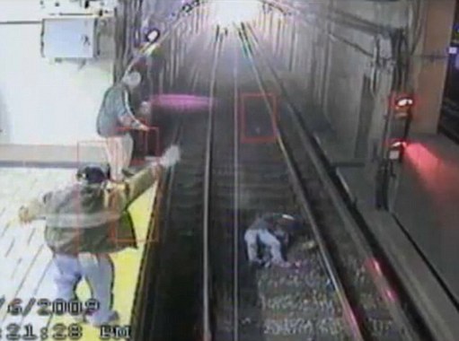 組圖：美一婦女醉臥鐵軌 司機及時剎車避免慘劇