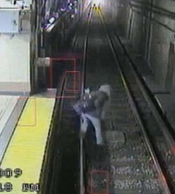 組圖：美一婦女醉臥鐵軌 司機及時剎車避免慘劇