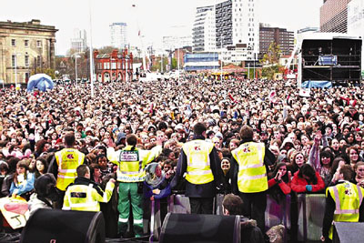 超人氣組合出場致英圣誕活動失控 60人受傷