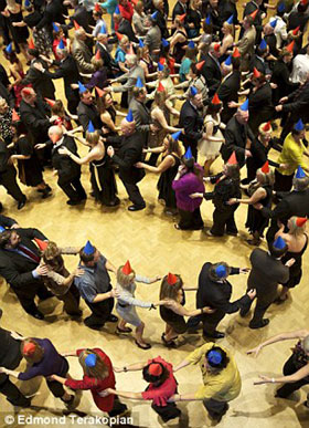 英百位彩票中獎?wù)邽閲也势睉c生 身家共計超4億英鎊