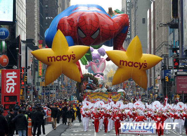 紐約感恩節大游行 數百萬人沿途觀看