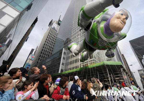 紐約感恩節(jié)大游行 數(shù)百萬(wàn)人沿途觀看