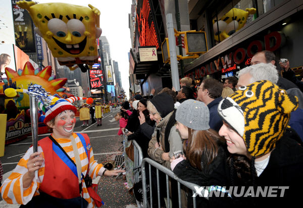 紐約感恩節(jié)大游行 數(shù)百萬人沿途觀看