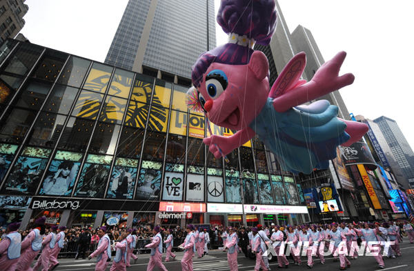 紐約感恩節大游行 數百萬人沿途觀看