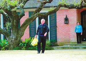 布什低調退休生活曝光:被妻子派去買電池