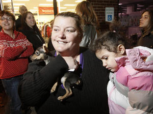 美神秘圣誕老人耗資上萬向窮顧客派發百元美鈔