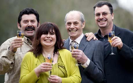 英國出租車司機得2600萬英鎊巨獎 無意退休