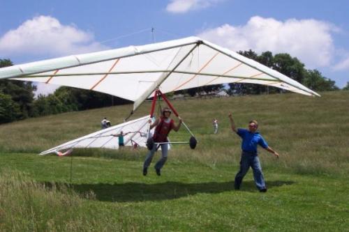 美國兩架小型飛機相撞后墜毀 導(dǎo)致三人死亡