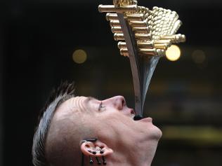 澳大利亞＂奇人＂同時吞下18把劍 創吉尼斯世界紀錄