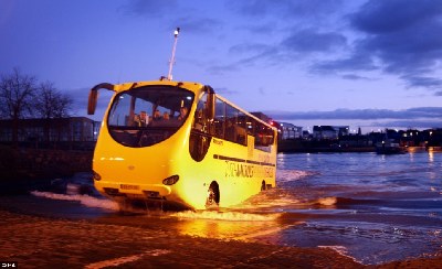 英國兩棲巴士下河試水 眾人面前尷尬熄火