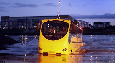 英國兩棲巴士下河試水 眾人面前尷尬熄火