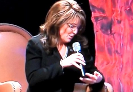 剛諷刺完奧巴馬自己就忘詞 佩林“瞄手心”戰術成笑柄