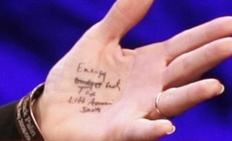 剛諷刺完奧巴馬自己就忘詞 佩林“瞄手心”戰術成笑柄