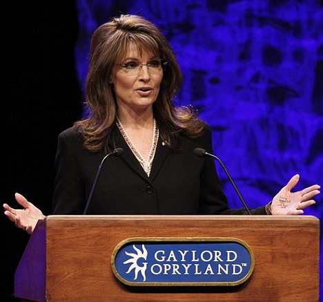 剛諷刺完奧巴馬自己就忘詞 佩林“瞄手心”戰術成笑柄