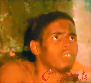 巴西一小偷鉆煙囪行竊被卡在里面動彈不得