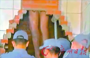 巴西一小偷鉆煙囪行竊被卡在里面動彈不得