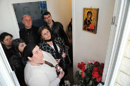 法國(guó)一圣母瑪利亞畫像“流淚” 上千人參觀