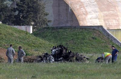 英“紅箭”特技飛行隊兩機相撞一架墜毀 飛行員逃生