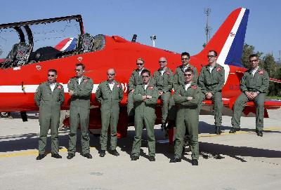英“紅箭”特技飛行隊兩機相撞一架墜毀 飛行員逃生