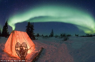 女?dāng)z影師不畏零下20度嚴(yán)寒 拍攝到絕美北極光