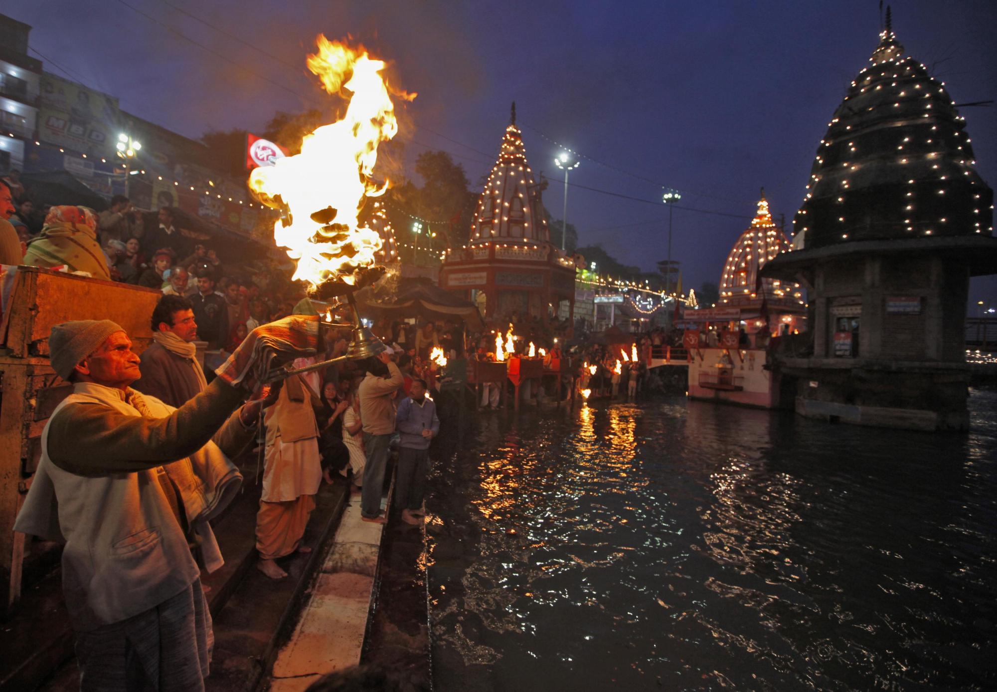 印度“大壺節(jié)”14日結(jié)束 創(chuàng)千萬人共浴奇觀多人被踩死