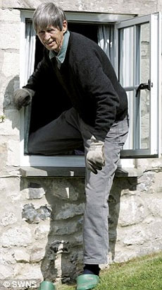 英鳥類學家遭瘋狂孔雀蹲守攻擊 每天翻后窗進出家