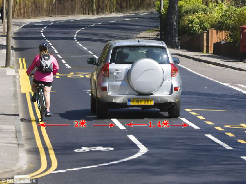英國最囧公路——自行車道比汽車道寬