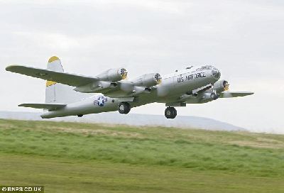 世界最大模型飛機不懼火山灰 趁封閉領空展翼翱翔