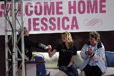 澳少女孤帆環(huán)游世界凱旋 總理、州長(zhǎng)和上萬粉絲迎接