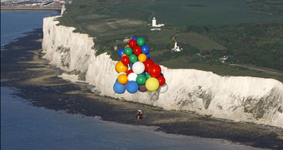 圖片新聞三則：汽車烤牛排、嗷嗷待哺、氦氣球旅行