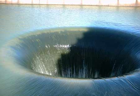 盤點世界怪異洞穴：“地獄之門”晝夜燃燒