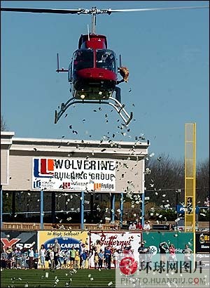 盤點全球因“錢”引發的瘋狂事(組圖)