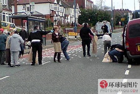 盤點全球因“錢”引發(fā)的瘋狂事(組圖)