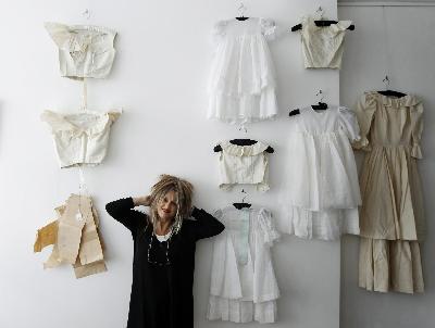 戴安娜“標志性”黑色低胸晚禮服拍出近20萬英鎊