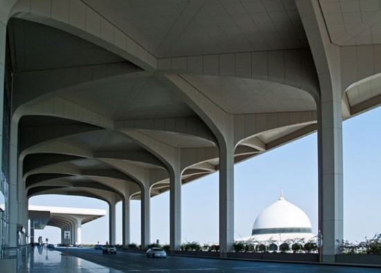 12座最獨特機場：曼谷機場跑道間建高爾夫球場