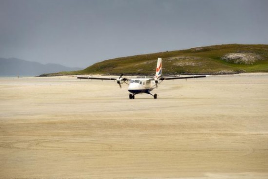 12座最獨特機場：曼谷機場跑道間建高爾夫球場